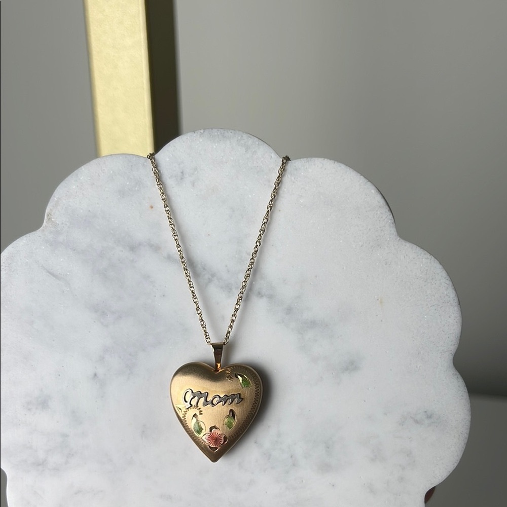 Vintage Gold 14KT Gold Filled Silver “MOM” Pendant Necklace Ladies